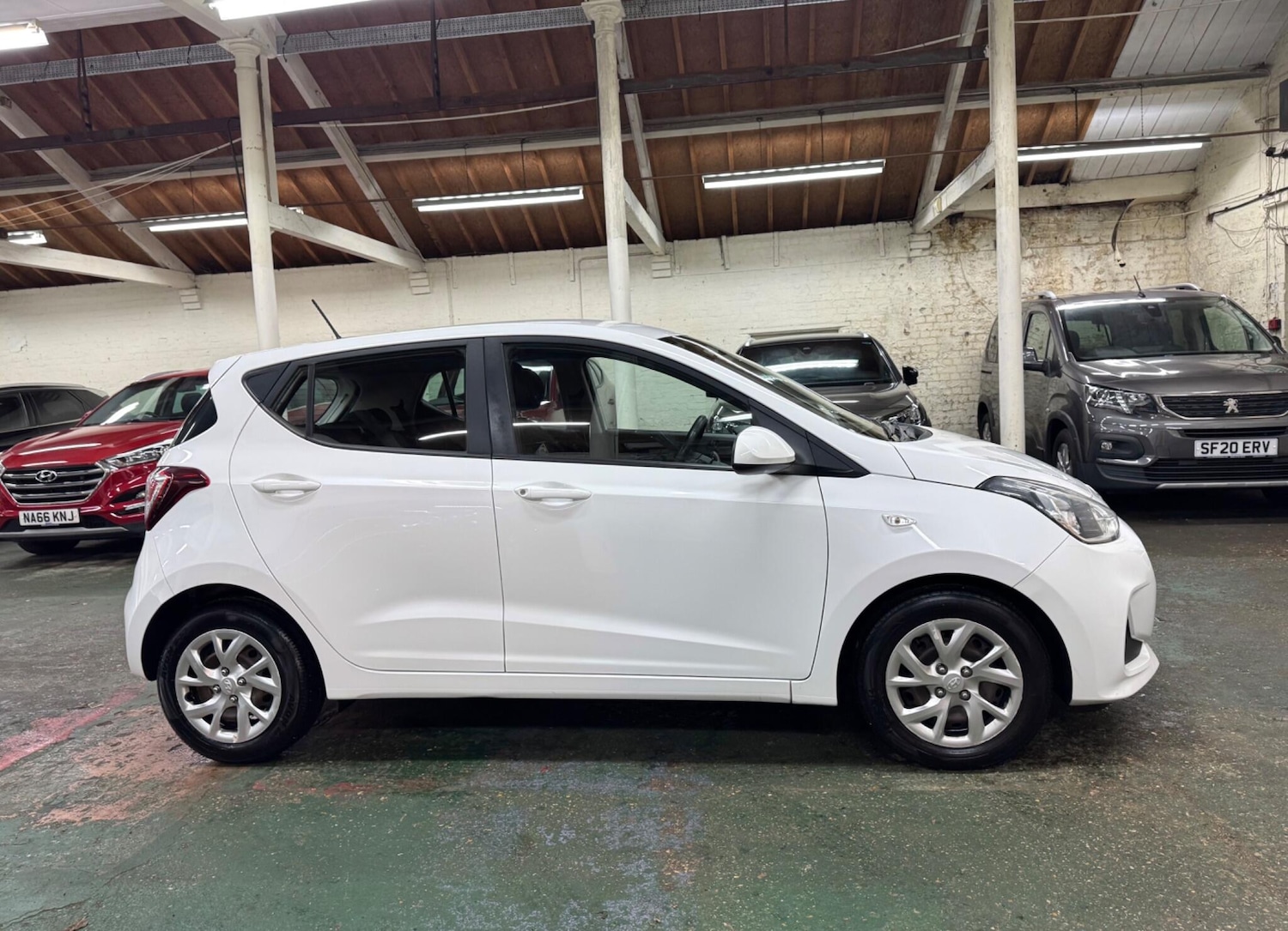 Used Hyundai i10 2019 for sale - 76690909: Photo 9