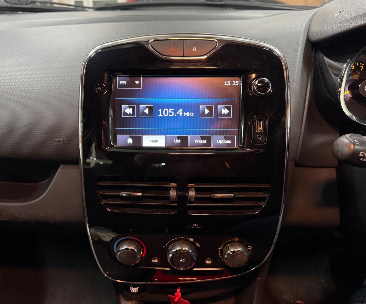 Used Renault Clio 2013 for sale - 76690910: Photo 16