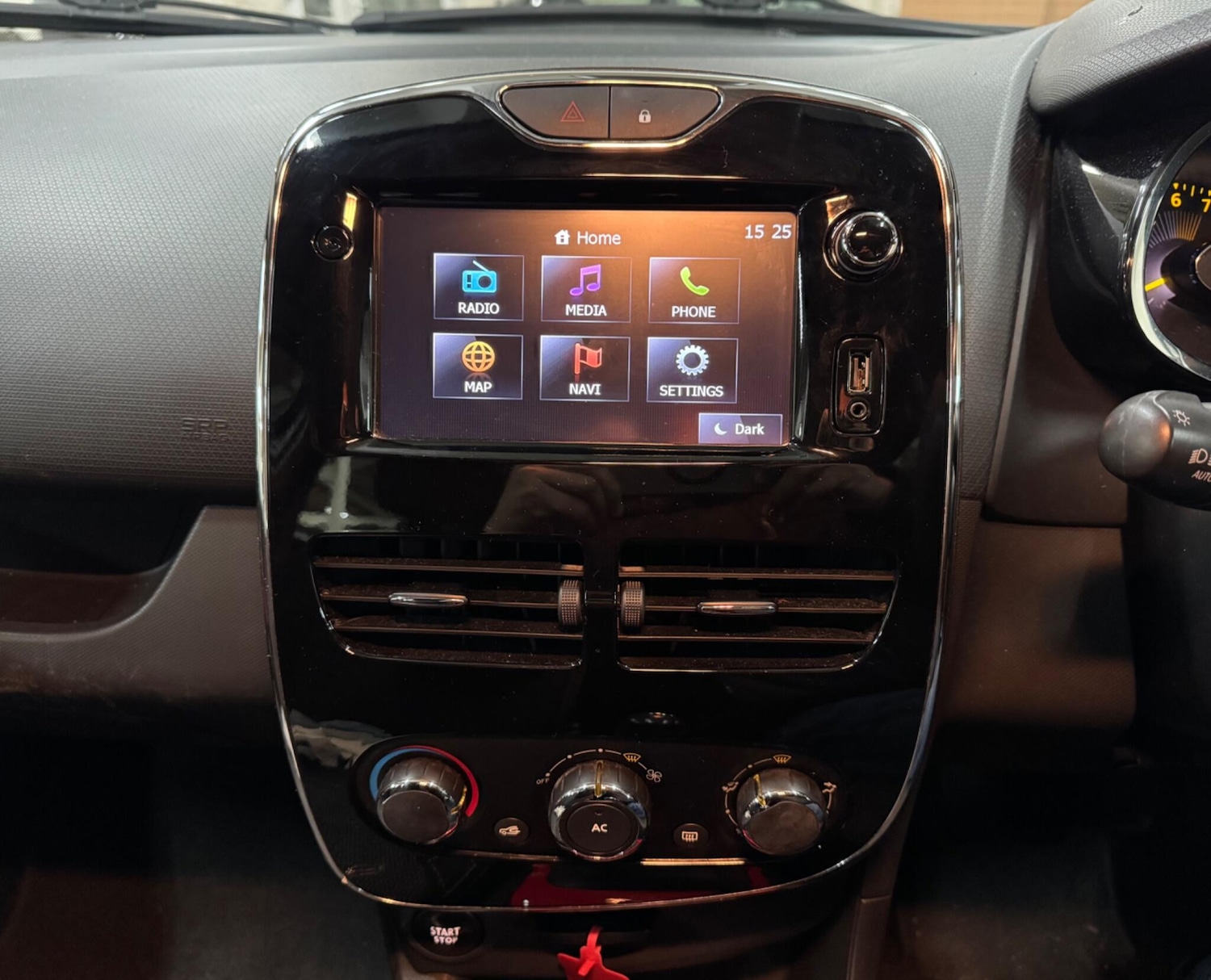 Used Renault Clio 2013 for sale - 76690910: Photo 17