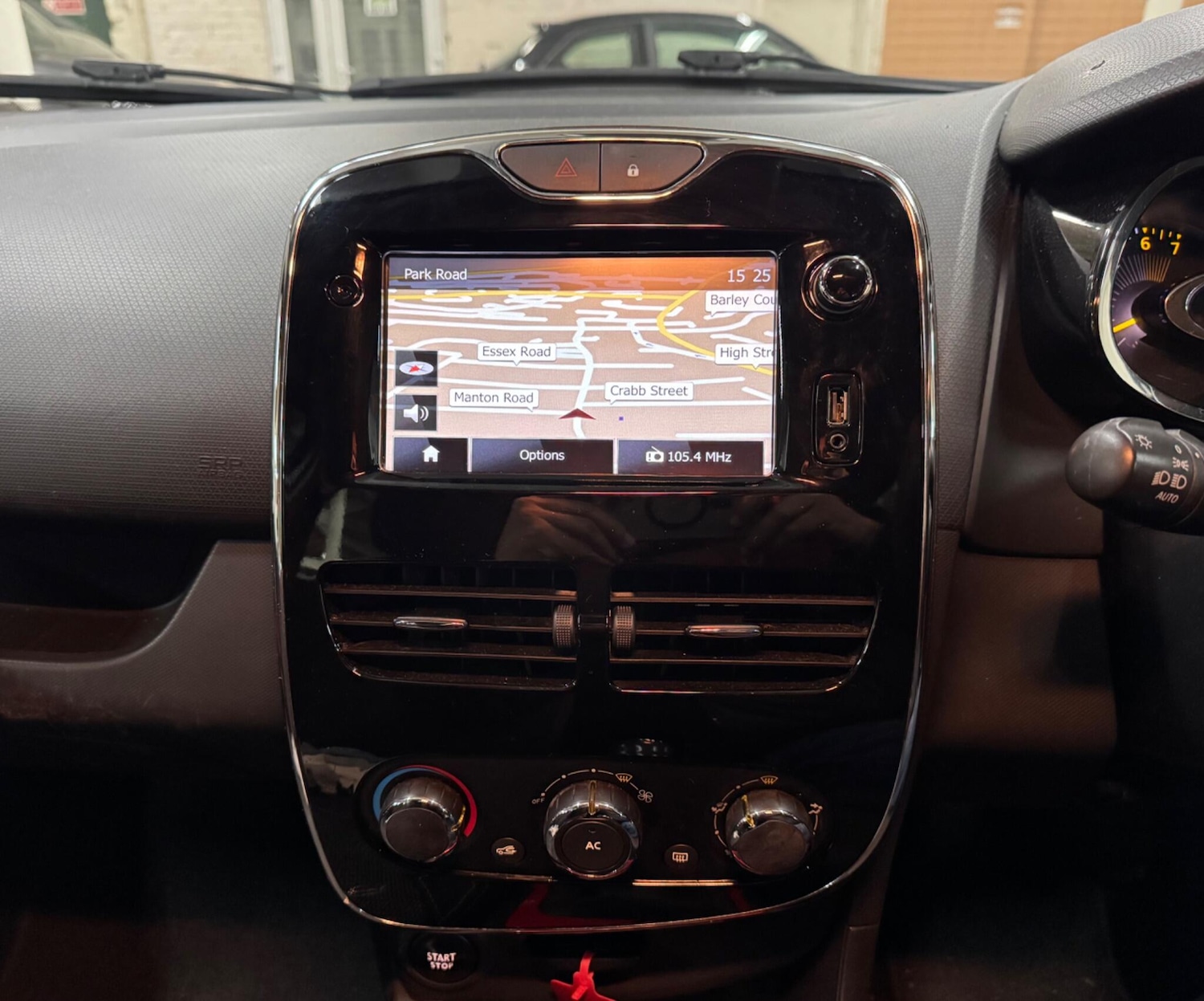 Used Renault Clio 2013 for sale - 76690910: Photo 18