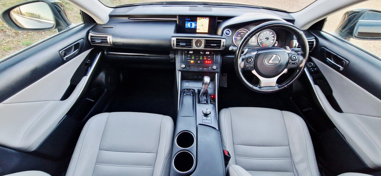 Used Lexus IS 2017 for sale - 77979083: Photo 9