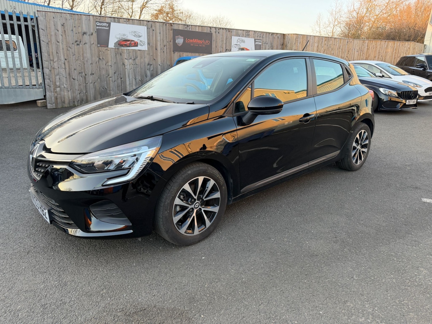 Used Renault Clio 2023 for sale - 77784847: Photo 2