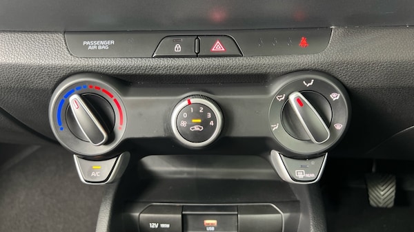 Used Kia Stonic 2023 for sale - 76229145: Photo 33