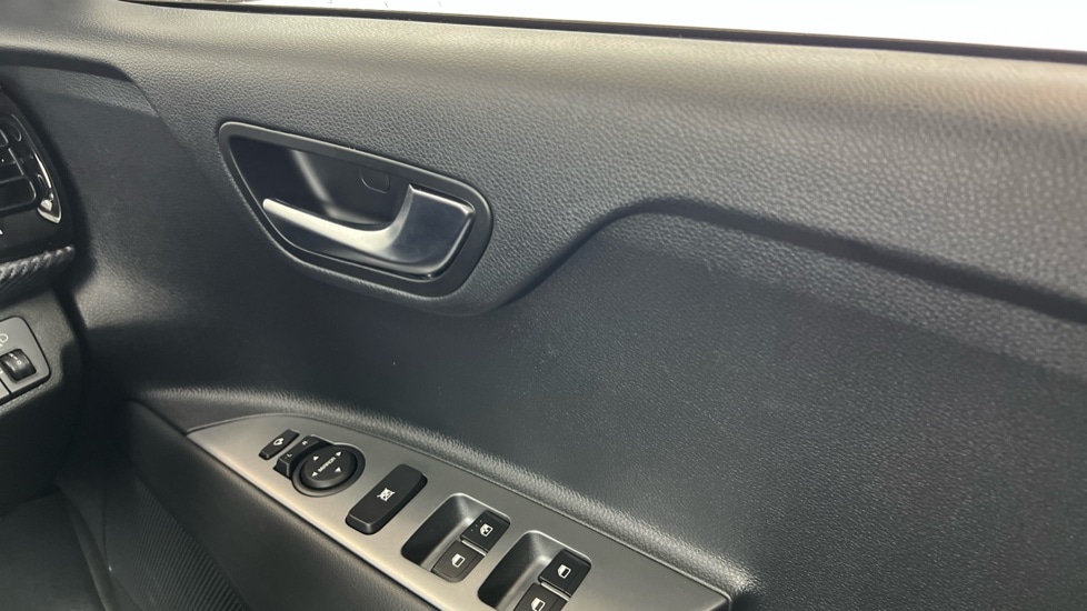 Used Kia Stonic 2025 for sale - 76344049: Photo 15