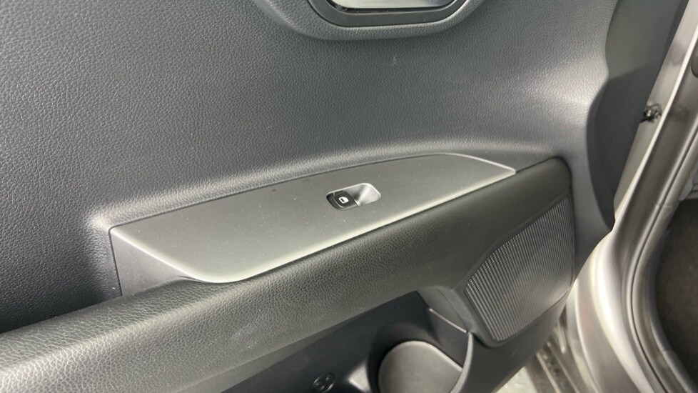 Used Kia Stonic 2024 for sale - 78108527: Photo 31