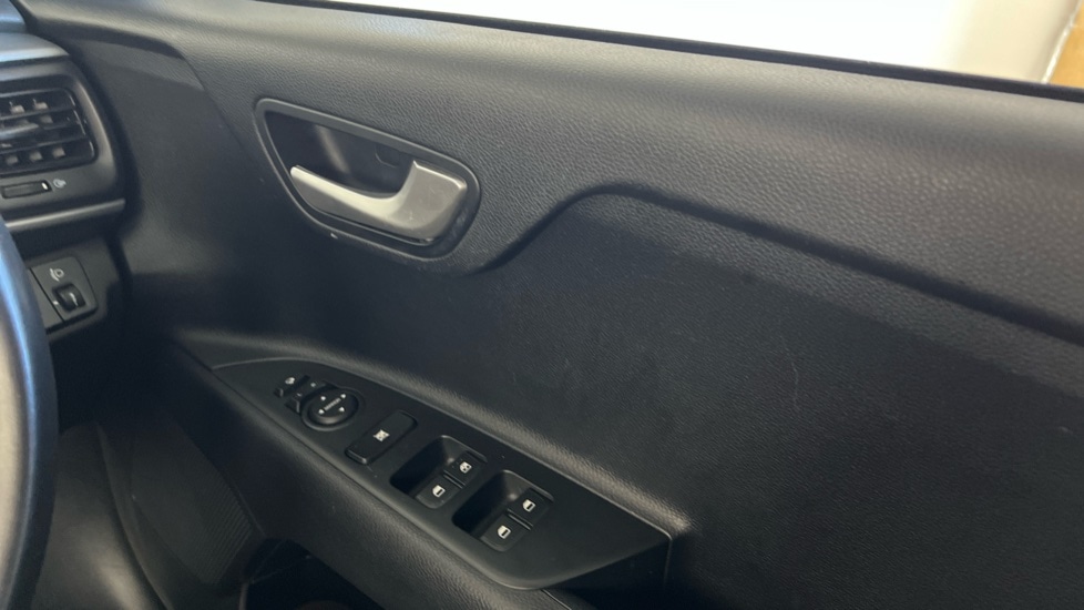 Used Kia Stonic 2023 for sale - 76609567: Photo 14