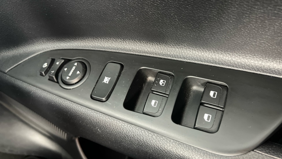 Used Kia Stonic 2023 for sale - 76609567: Photo 15