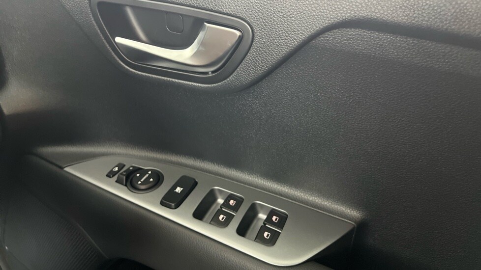 Used Kia Stonic 2025 for sale - 76519446: Photo 32