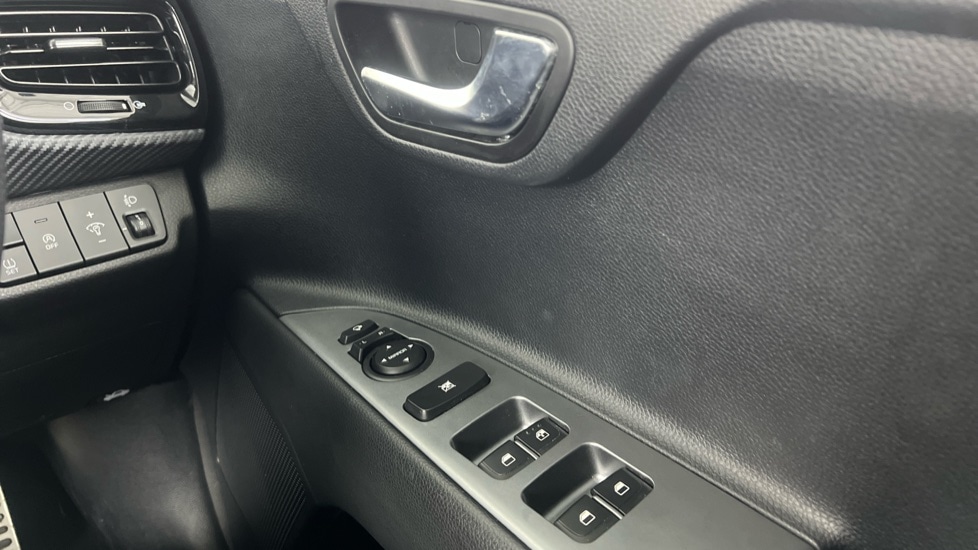 Used Kia Stonic 2024 for sale - 77232129: Photo 38