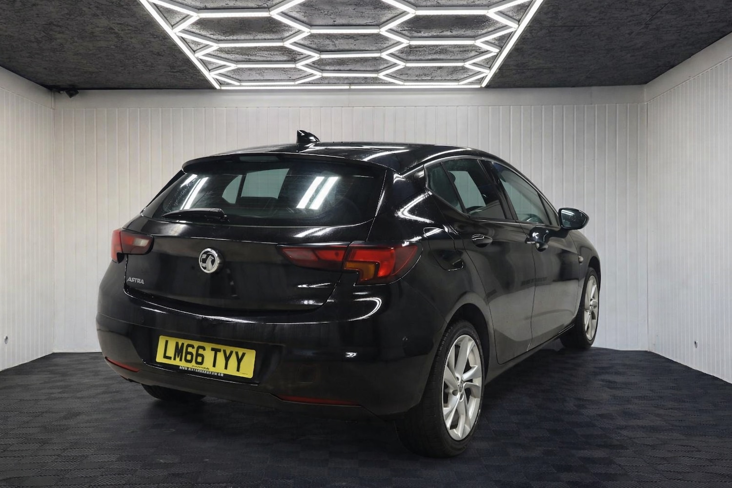 Used Vauxhall Astra 2017 for sale - 77357669: Photo 2