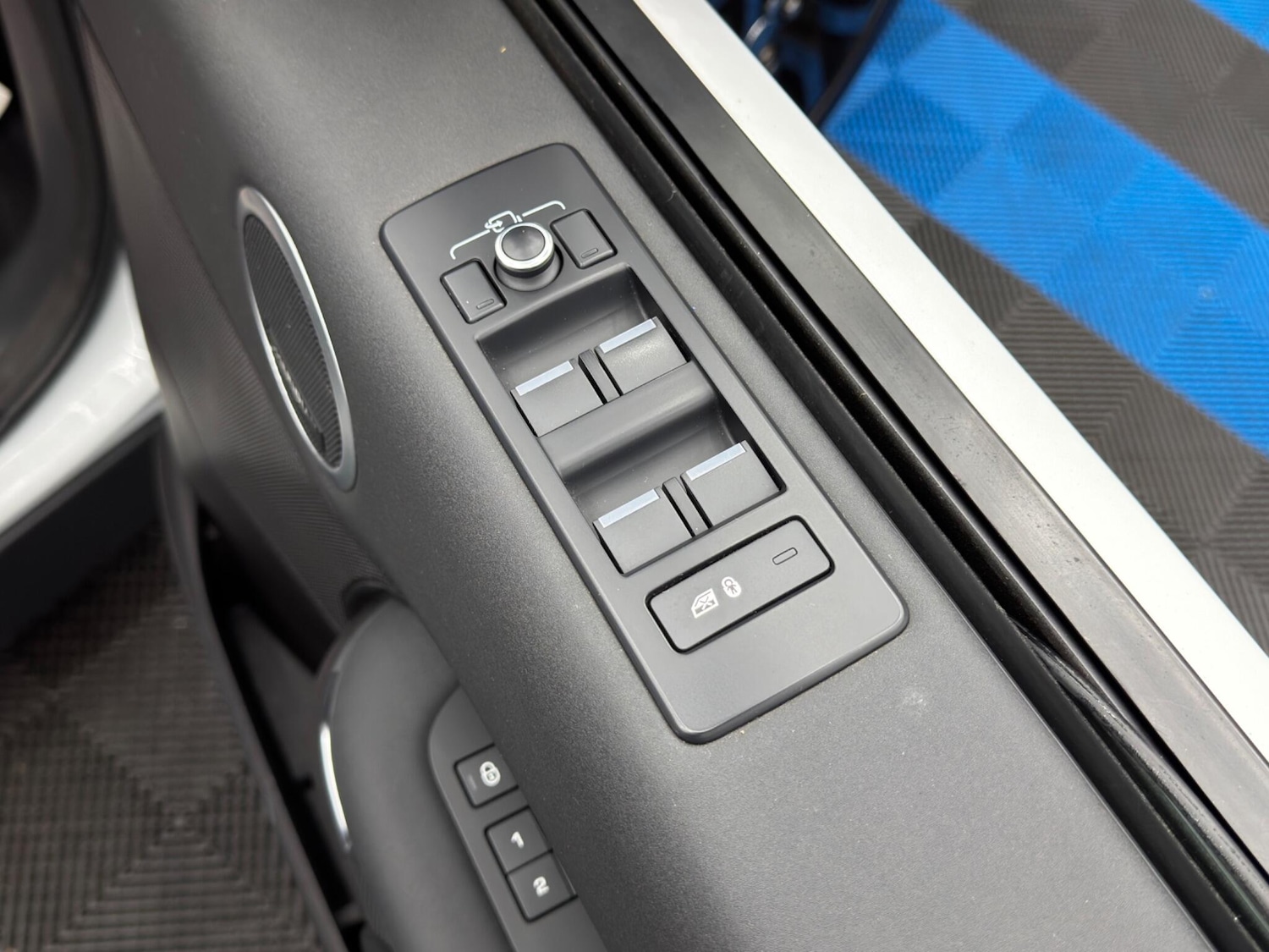 Used Land Rover Discovery 2017 for sale - 77305632: Photo 48