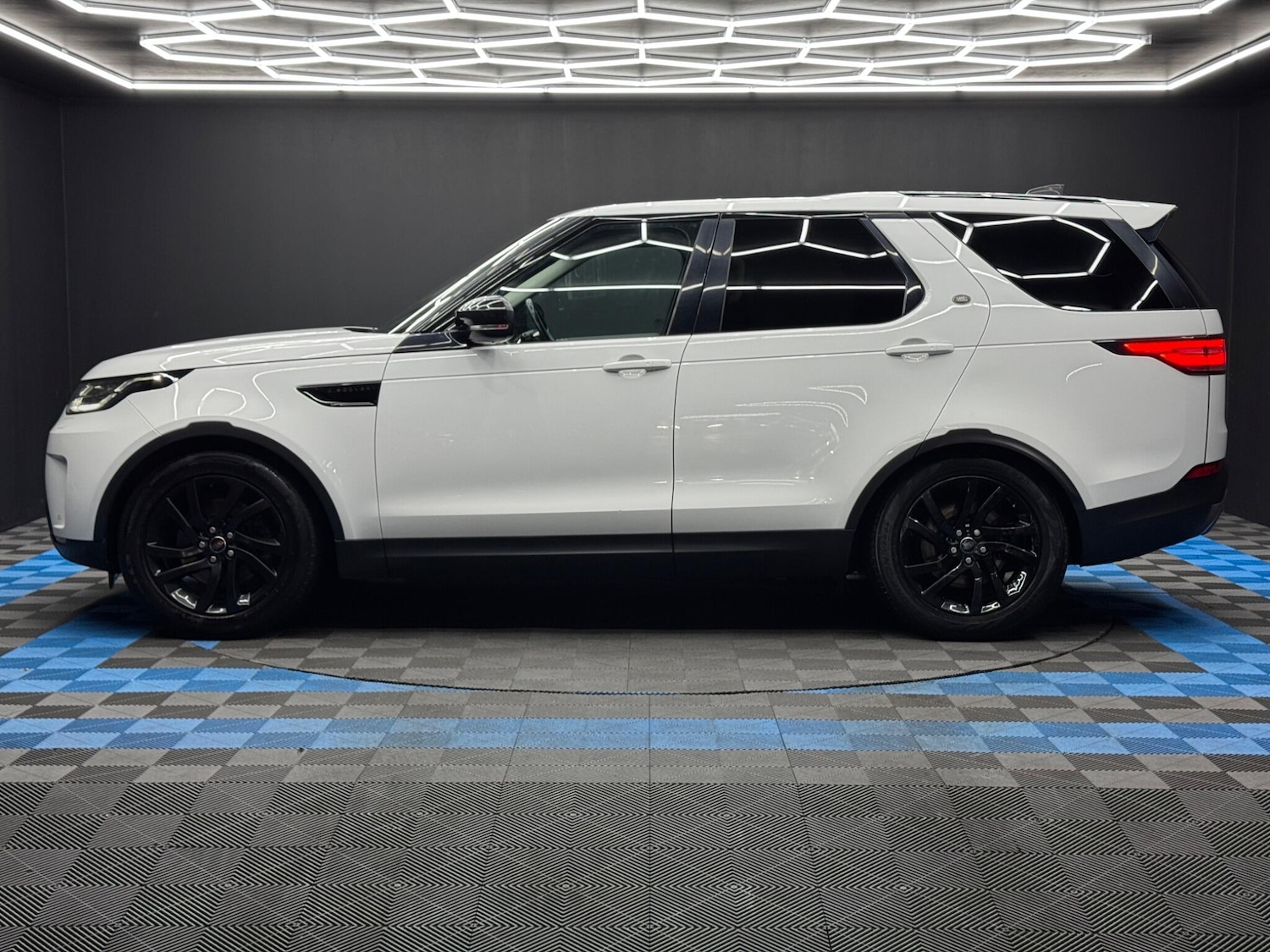 Used Land Rover Discovery 2017 for sale - 77305632: Photo 8