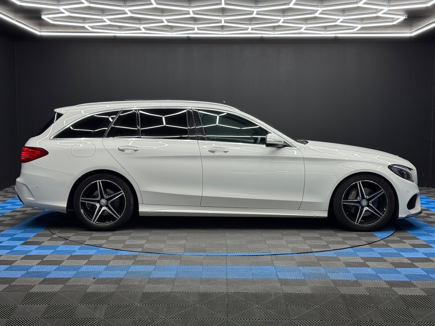 Used Mercedes-Benz C Class 2015 for sale - 76607540: Photo 4