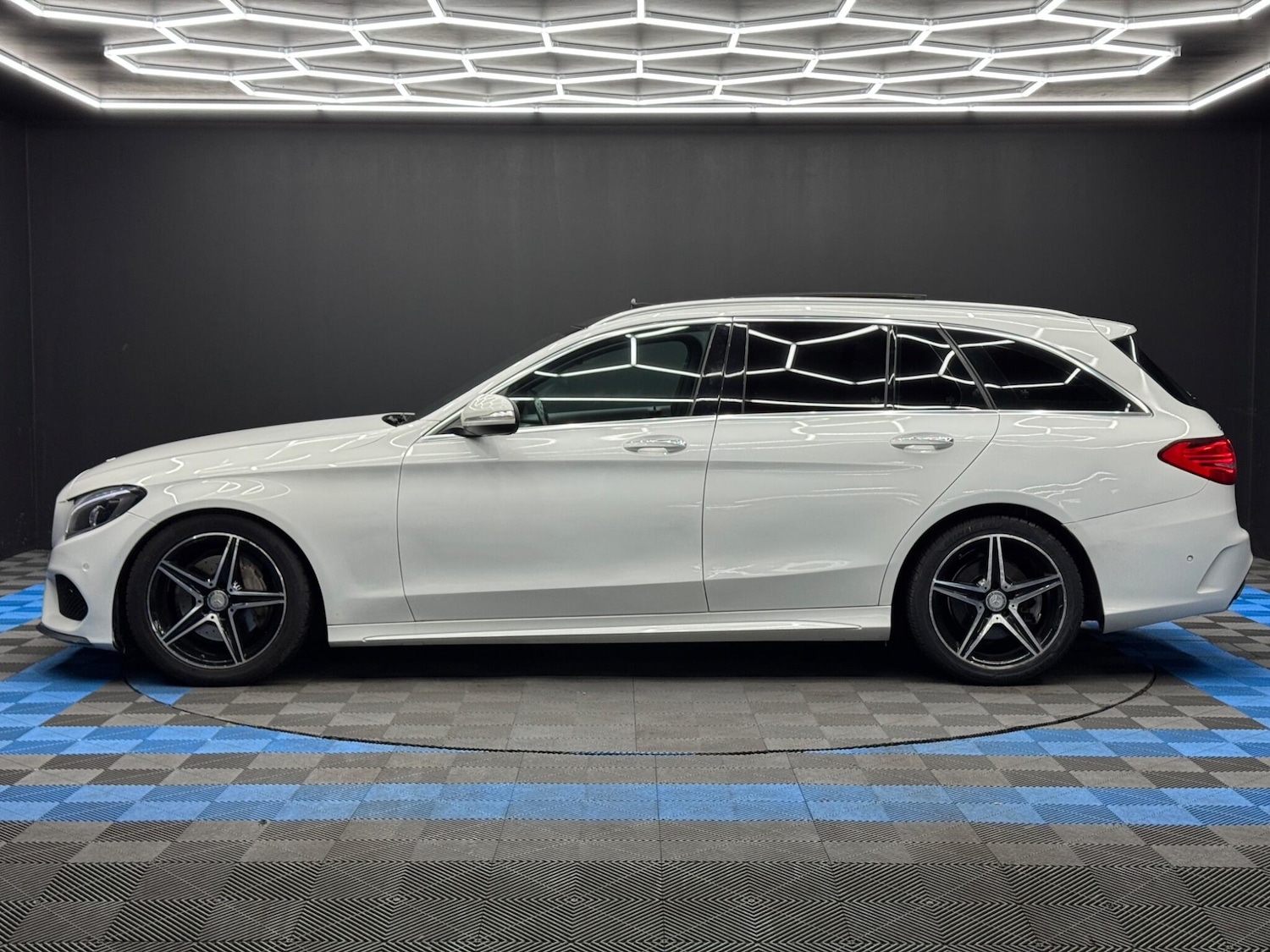 Used Mercedes-Benz C Class 2015 for sale - 76607540: Photo 8