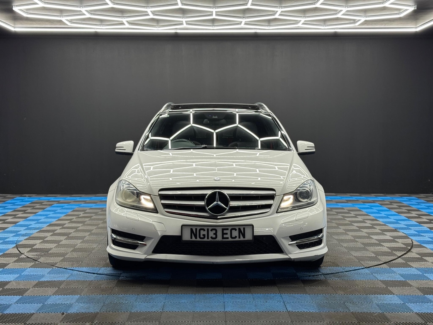 Used Mercedes-Benz C Class 2013 for sale - 77455774: Photo 2