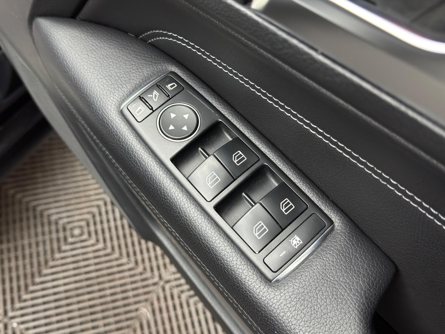 Used Mercedes-Benz E Class 2013 for sale - 77351800: Photo 37