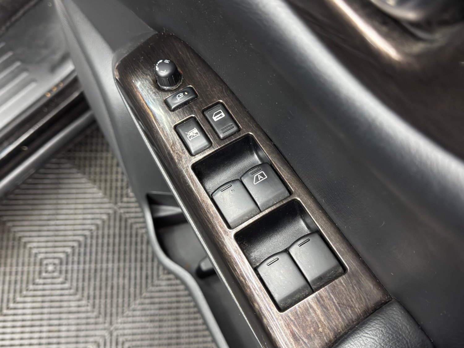 Used Nissan Elgrand for sale - 77852890: Photo 37