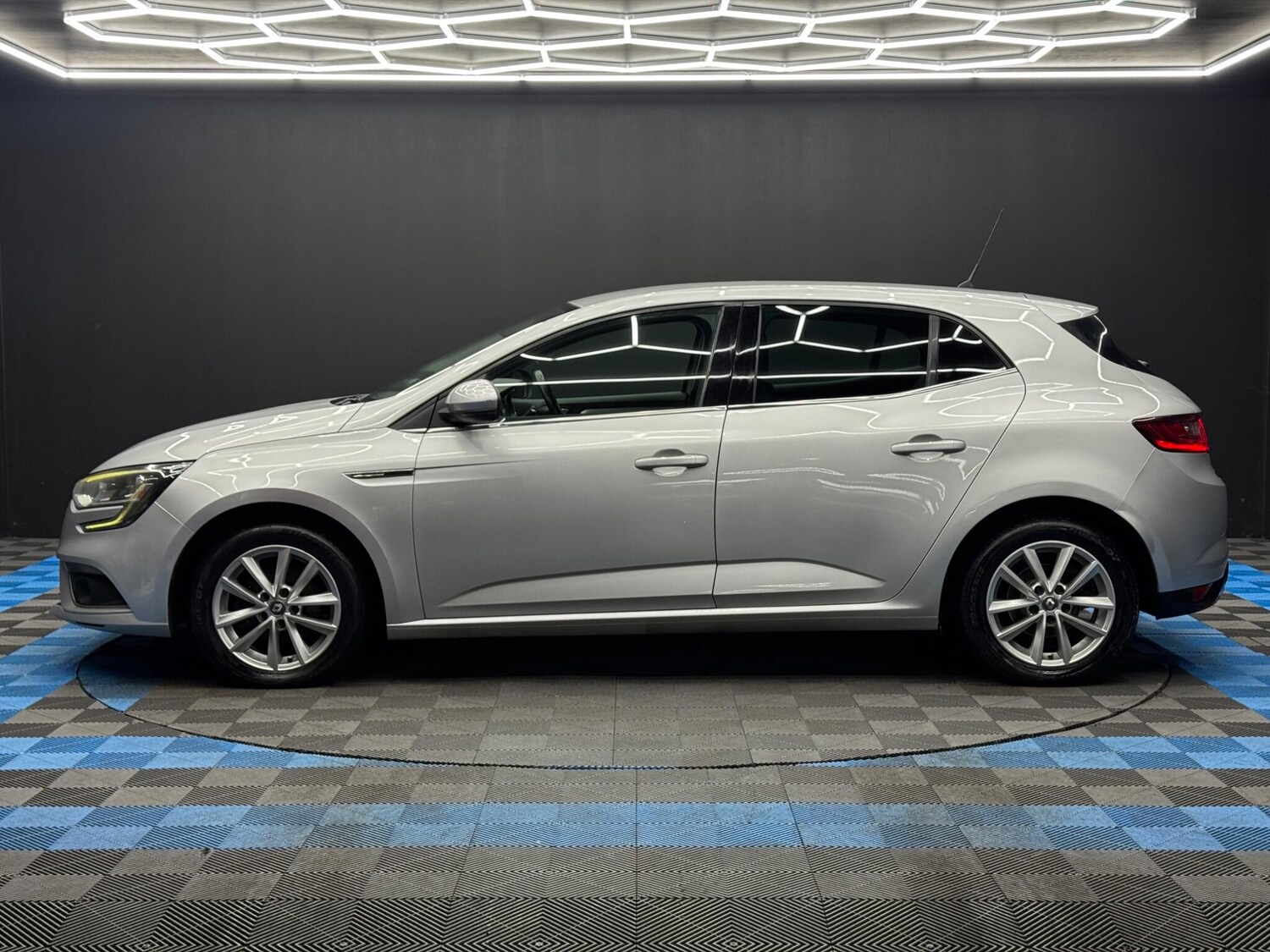 Used Renault Megane 2016 for sale - 77939930: Photo 8