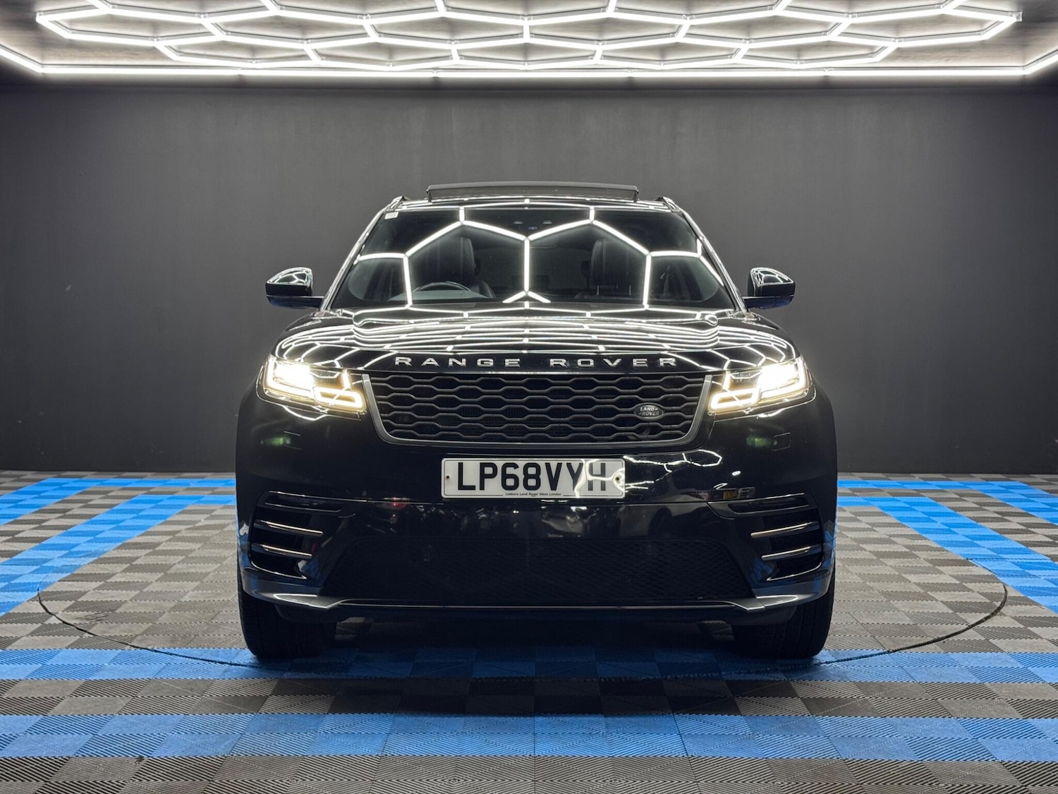 Used Land Rover Range Rover Velar 2018 for sale - 76349579: Photo 2