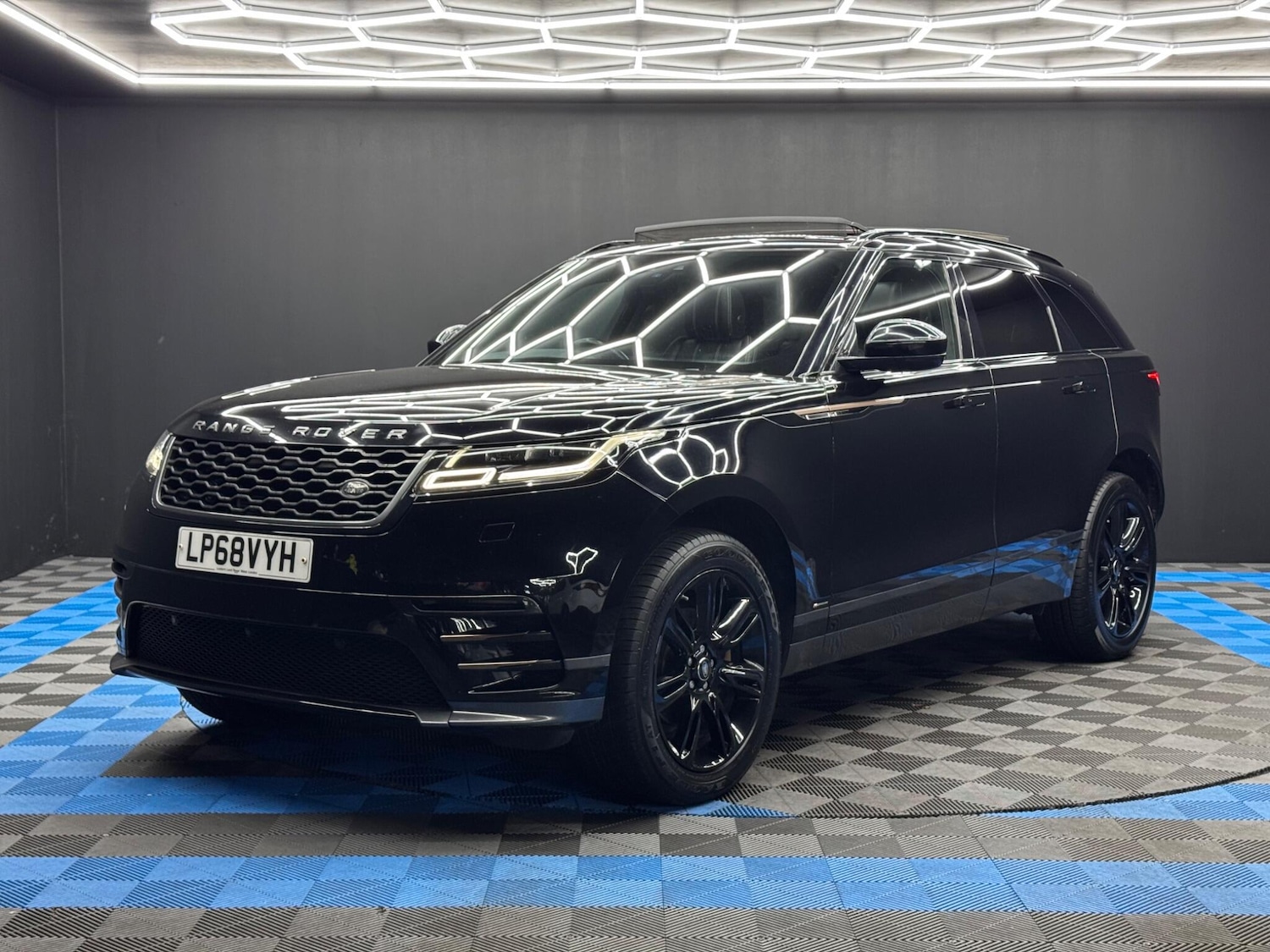 Used Land Rover Range Rover Velar 2018 for sale - 76349579: Photo 3