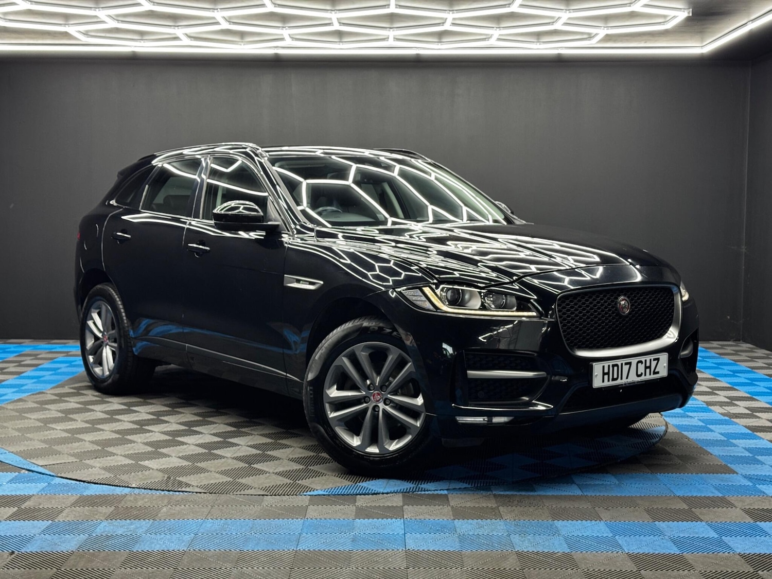 Used Jaguar F-Pace 2017 for sale - 76913112: Photo 1