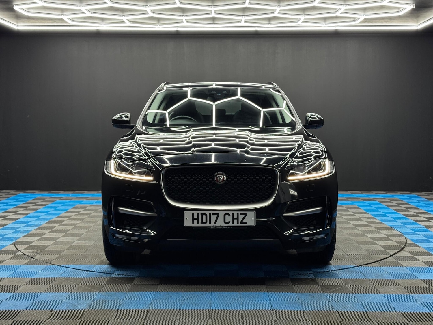 Used Jaguar F-Pace 2017 for sale - 76913112: Photo 2