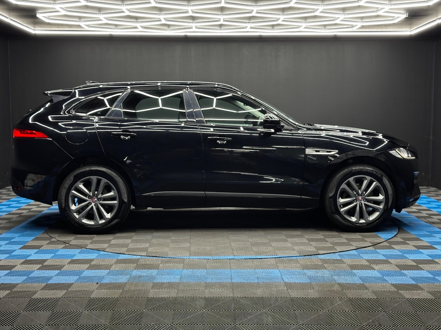 Used Jaguar F-Pace 2017 for sale - 76913112: Photo 4
