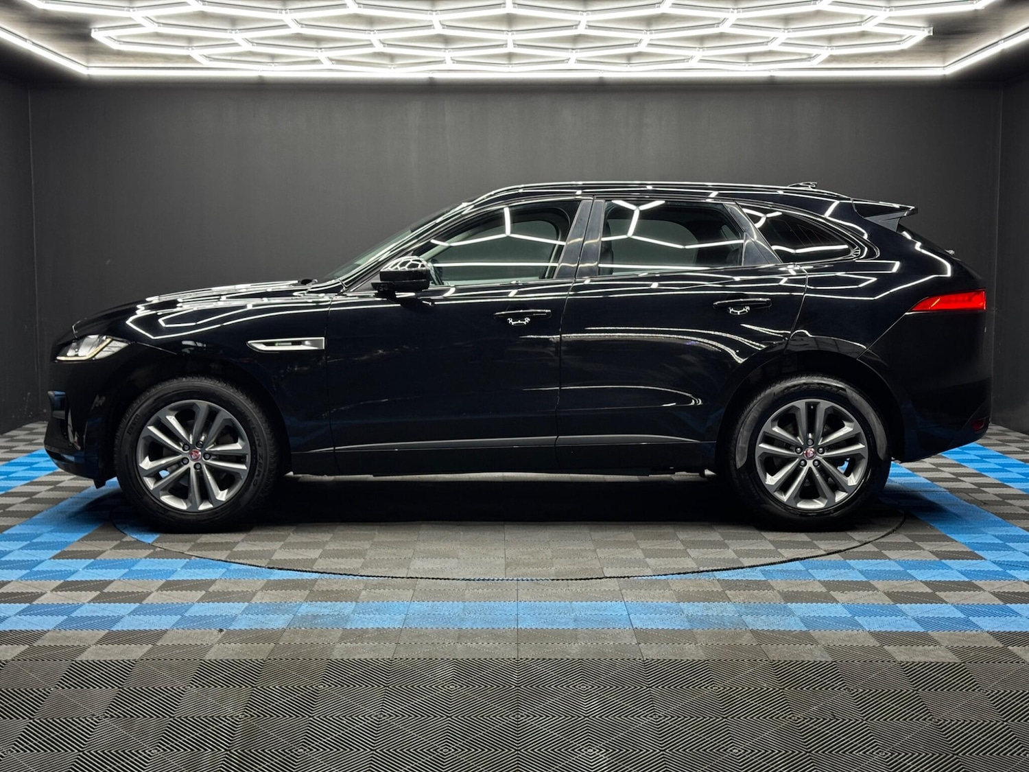 Used Jaguar F-Pace 2017 for sale - 76913112: Photo 8