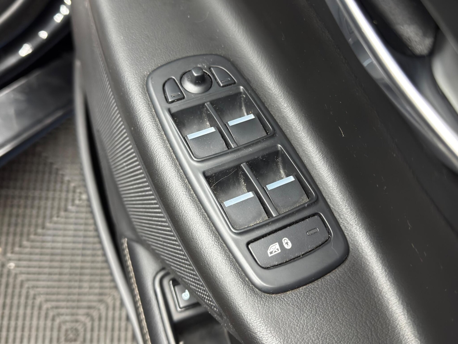 Used Jaguar XE 2017 for sale - 77358380: Photo 41