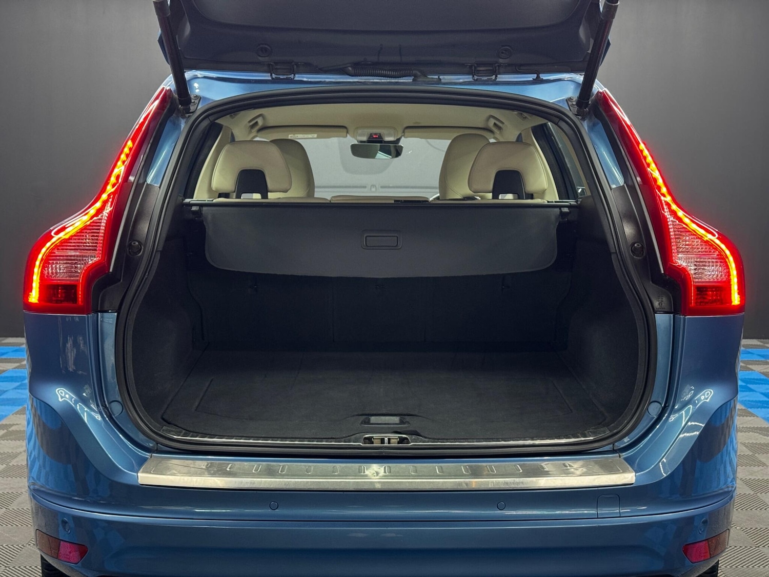 Used Volvo XC60 2017 for sale - 78184352: Photo 37