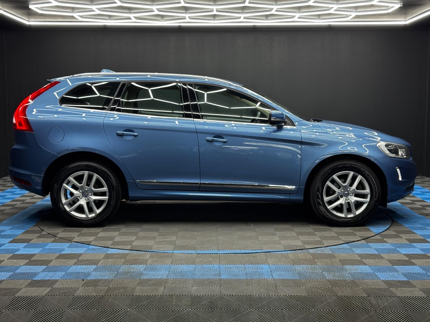 Used Volvo XC60 2017 for sale - 78184352: Photo 4