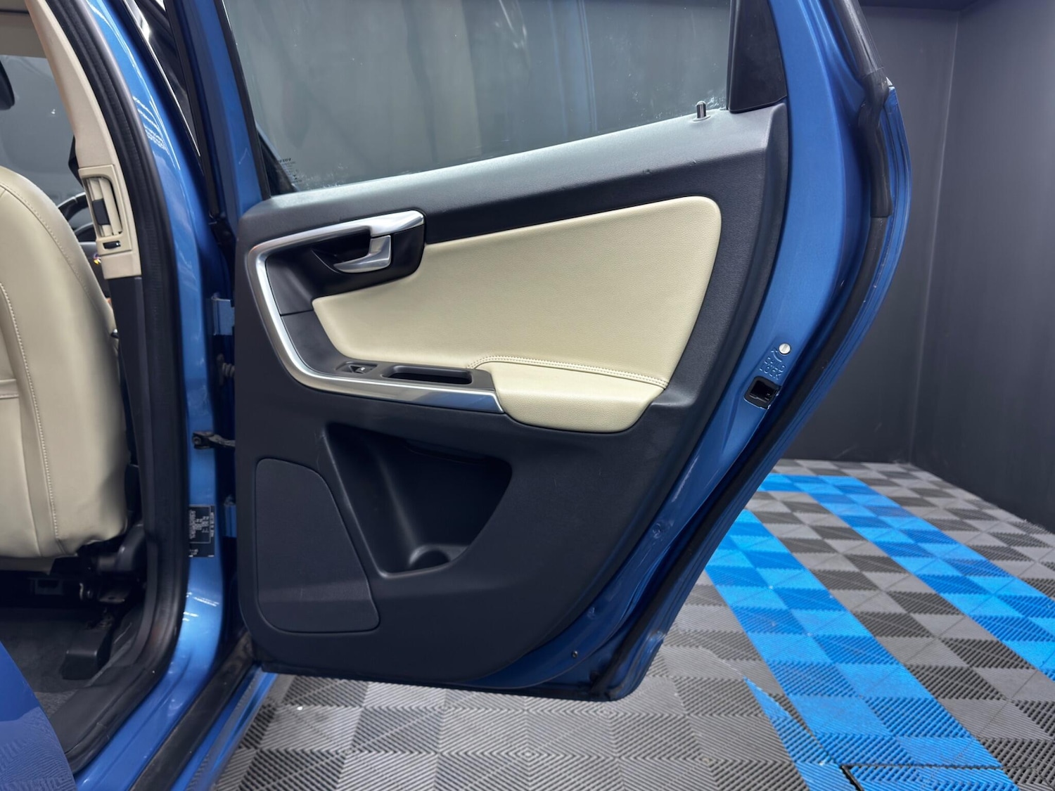 Used Volvo XC60 2017 for sale - 78184352: Photo 43