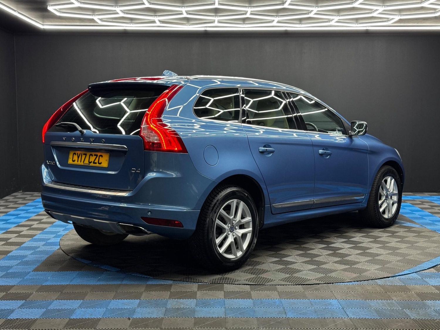 Used Volvo XC60 2017 for sale - 78184352: Photo 5