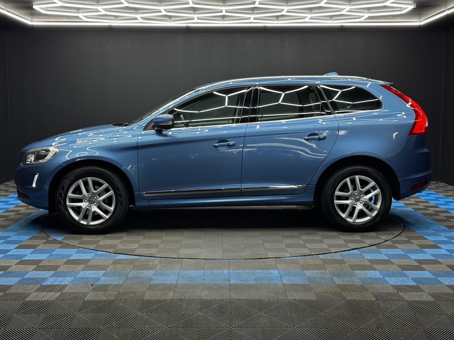 Used Volvo XC60 2017 for sale - 78184352: Photo 8