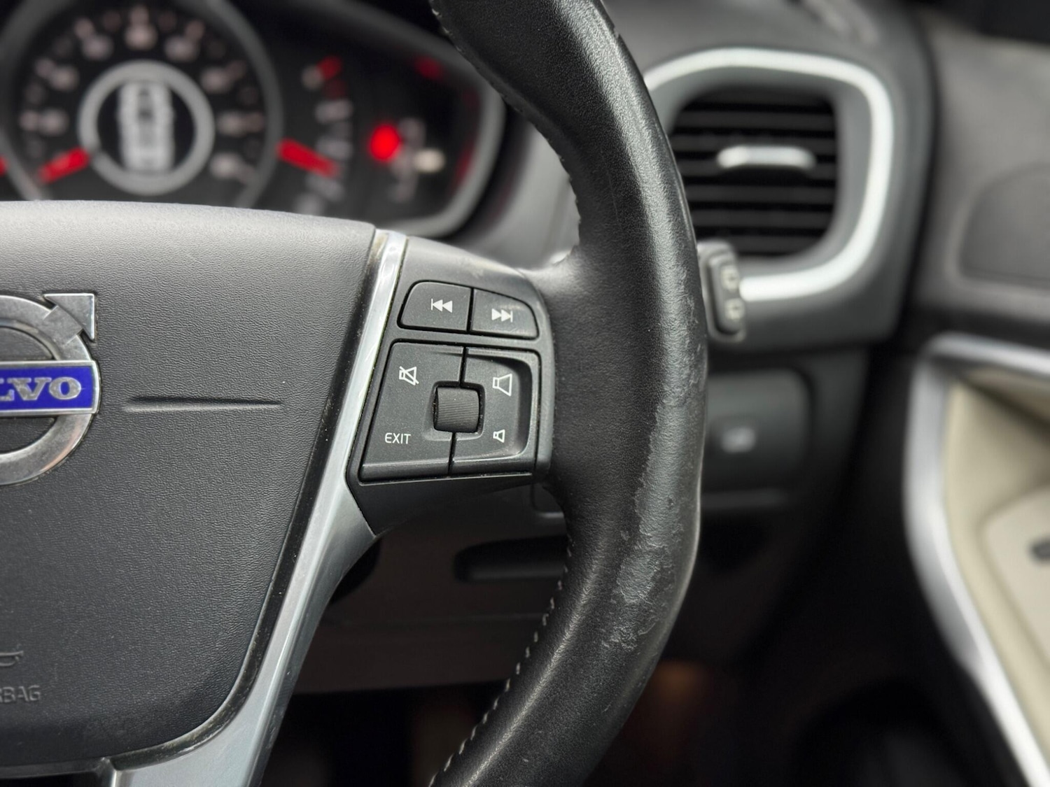 Used Volvo V40 2015 for sale - 77737506: Photo 21