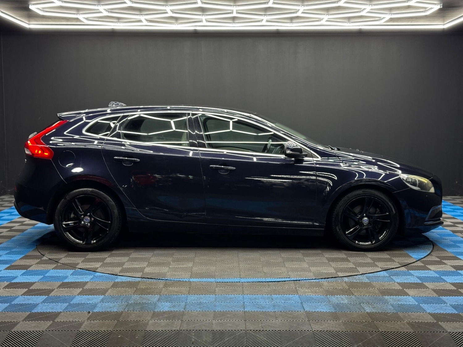 Used Volvo V40 2015 for sale - 77737506: Photo 4