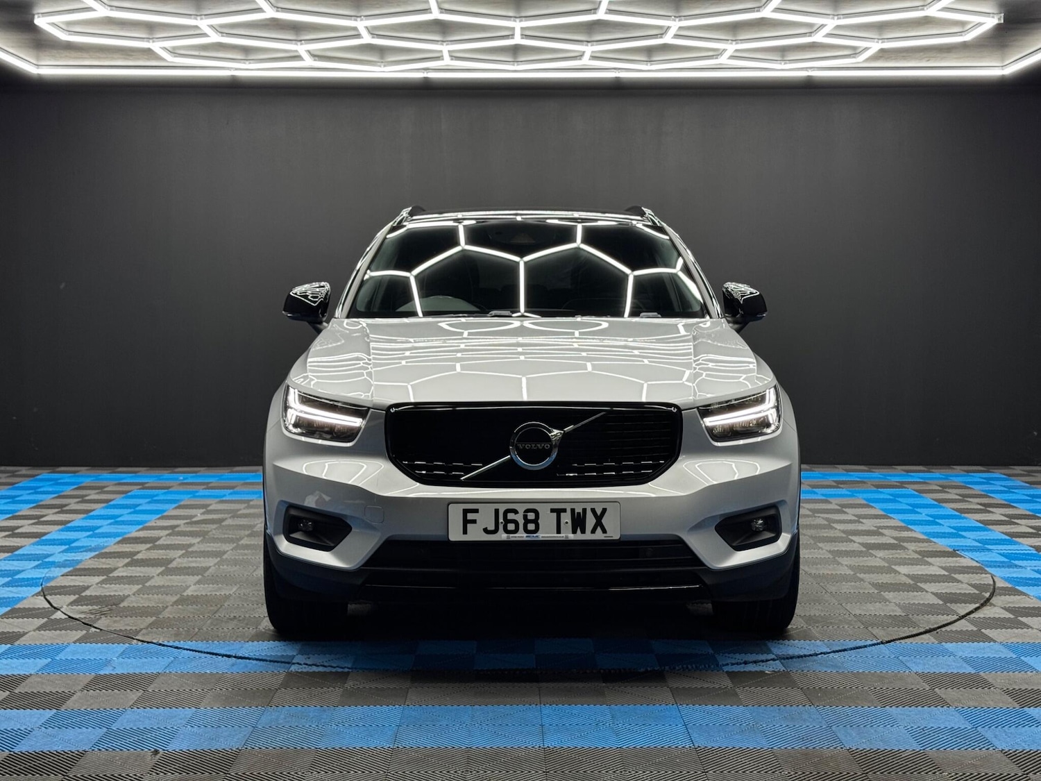 Used Volvo XC40 for sale - 76424095: Photo 2
