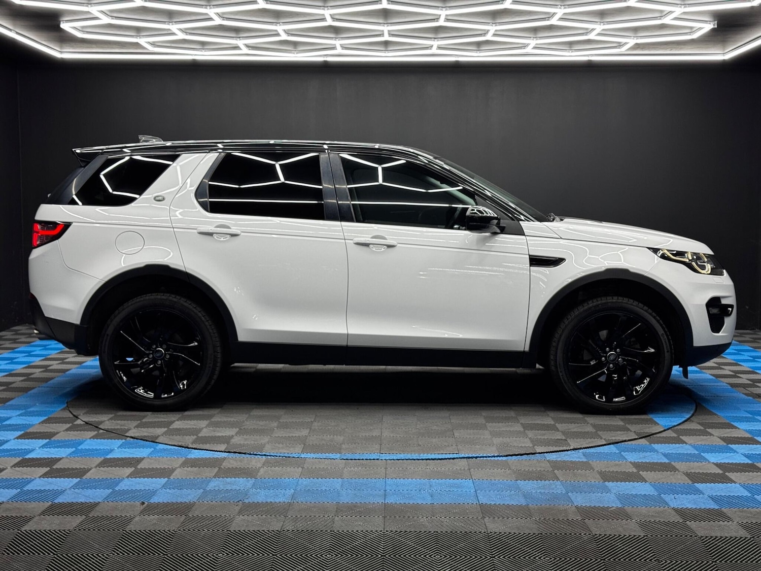 Used Land Rover Discovery Sport 2017 for sale - 76398163: Photo 4