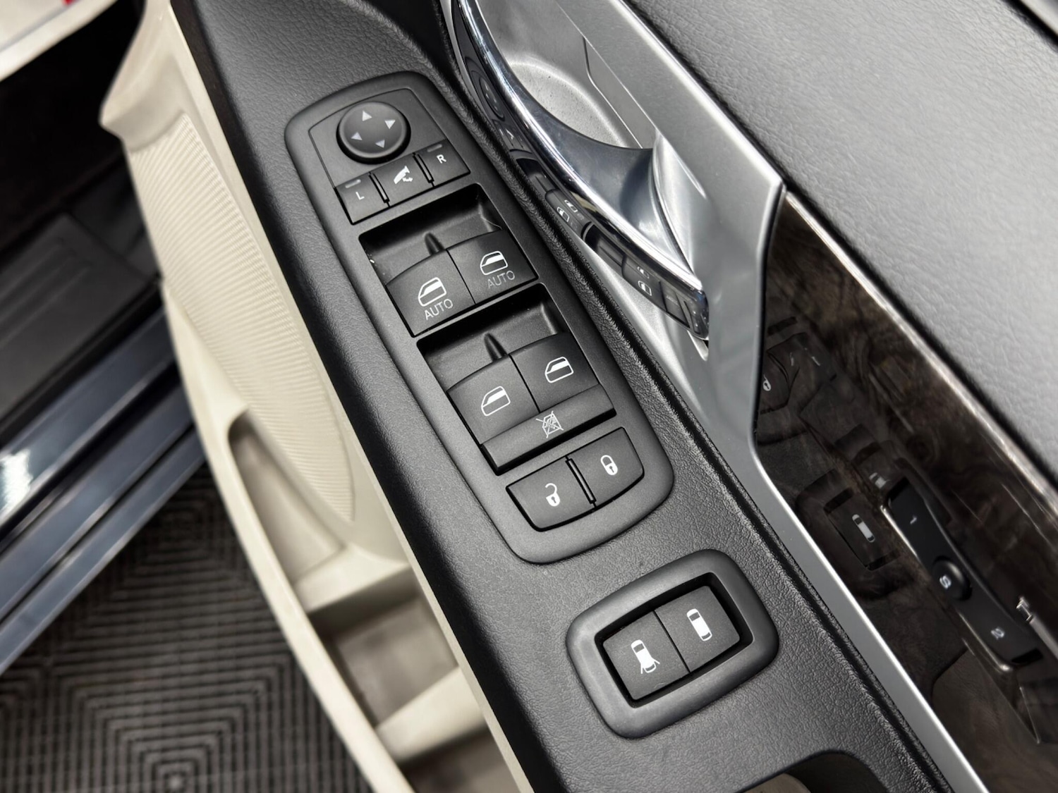 Used Chrysler Grand Voyager 2014 for sale - 76752733: Photo 40