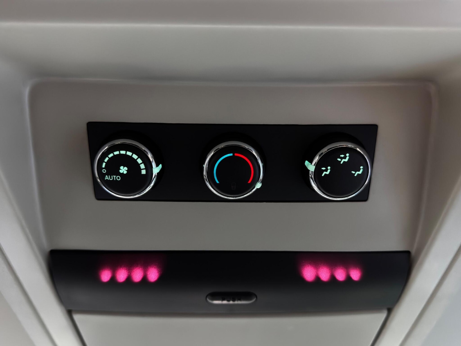 Used Chrysler Grand Voyager 2014 for sale - 76752733: Photo 45