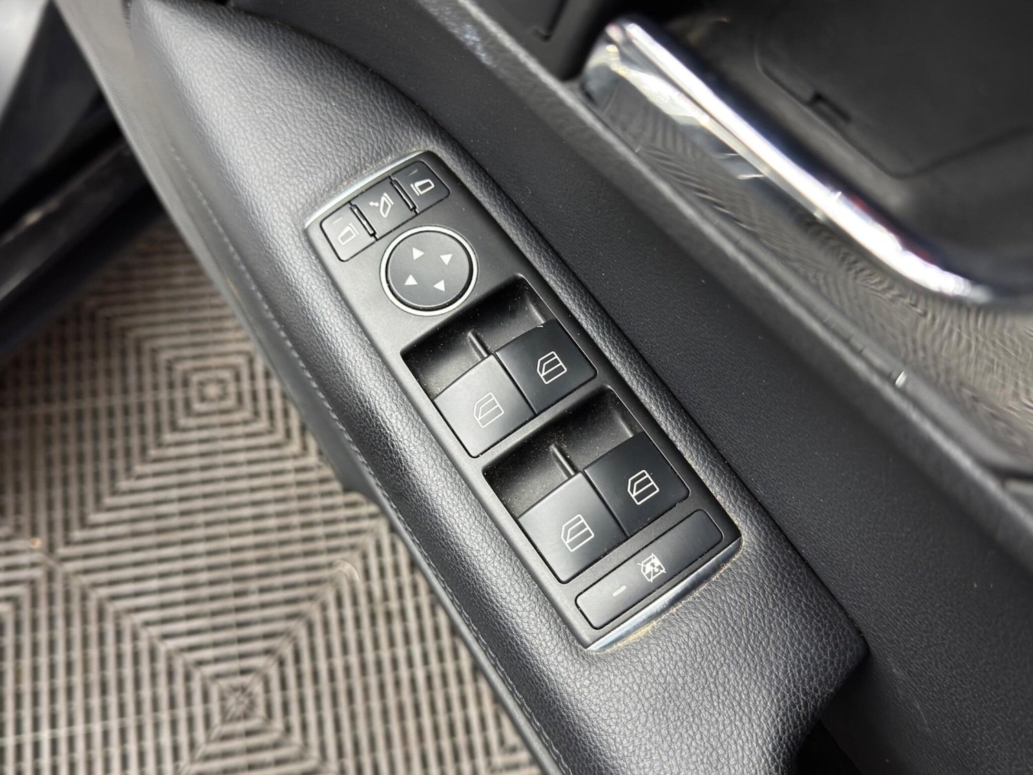 Used Mercedes-Benz E Class 2011 for sale - 77737266: Photo 41