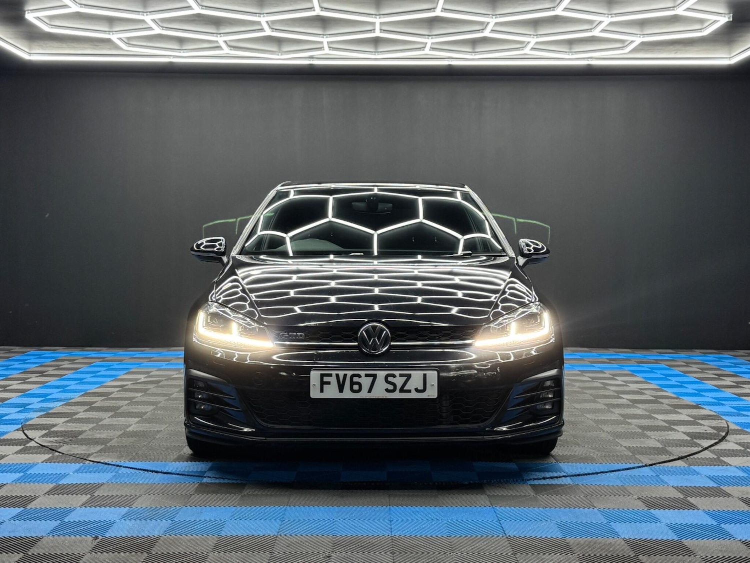 Used Volkswagen Golf 2017 for sale - 77315211: Photo 2