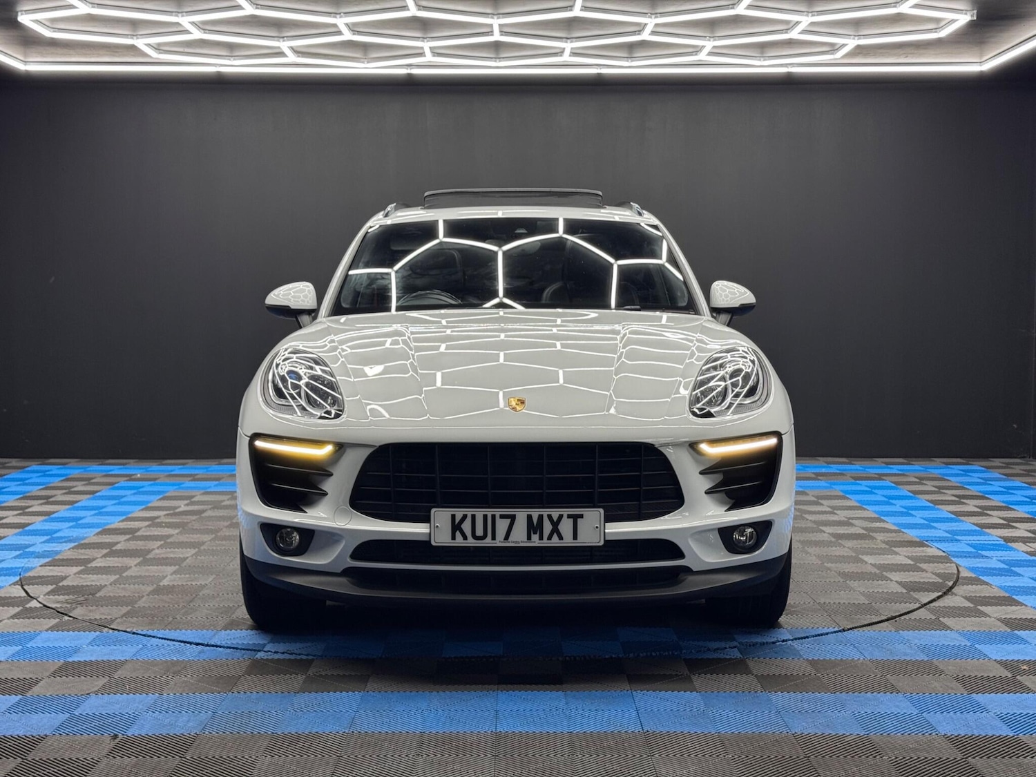 Used Porsche Macan 2017 for sale - 76307031: Photo 2