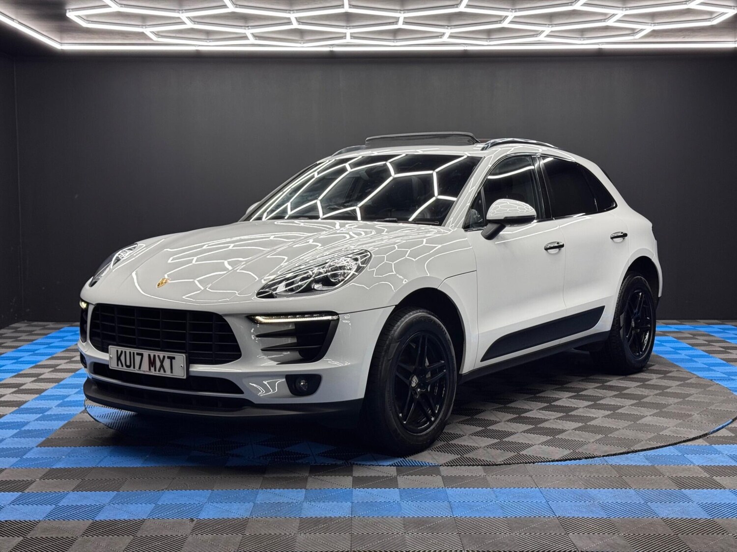 Used Porsche Macan 2017 for sale - 76307031: Photo 3