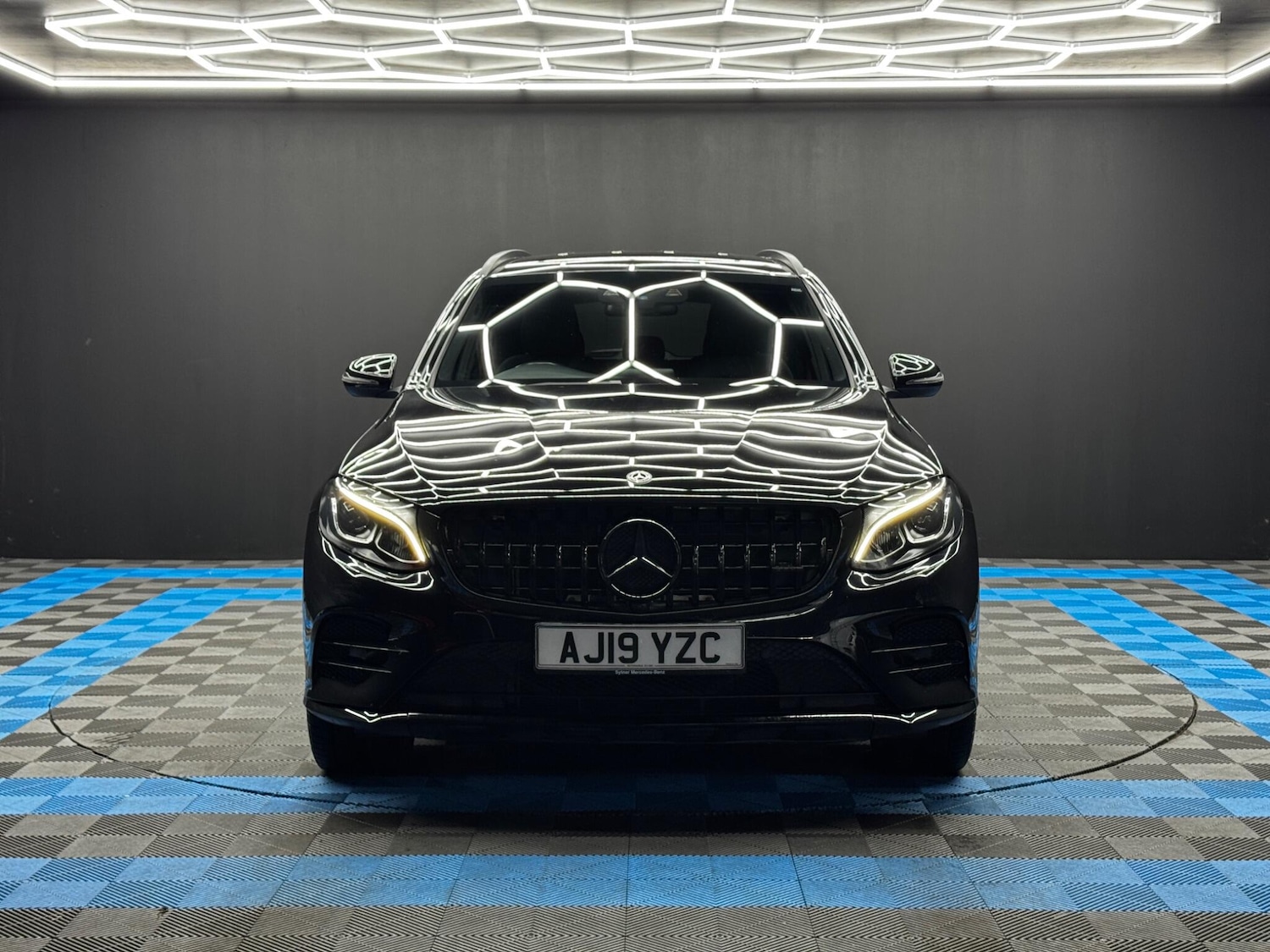 Used Mercedes-Benz GLC 2019 for sale - 76700637: Photo 2