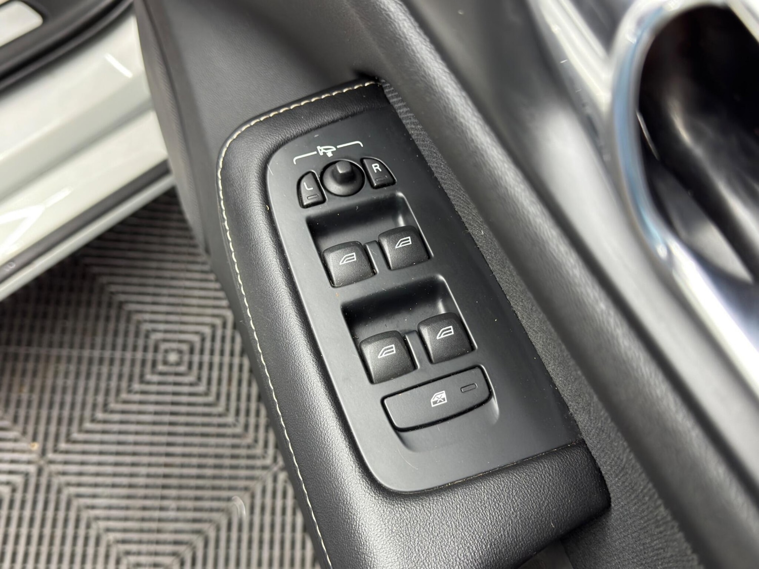 Used Volvo V60 for sale - 77175531: Photo 38