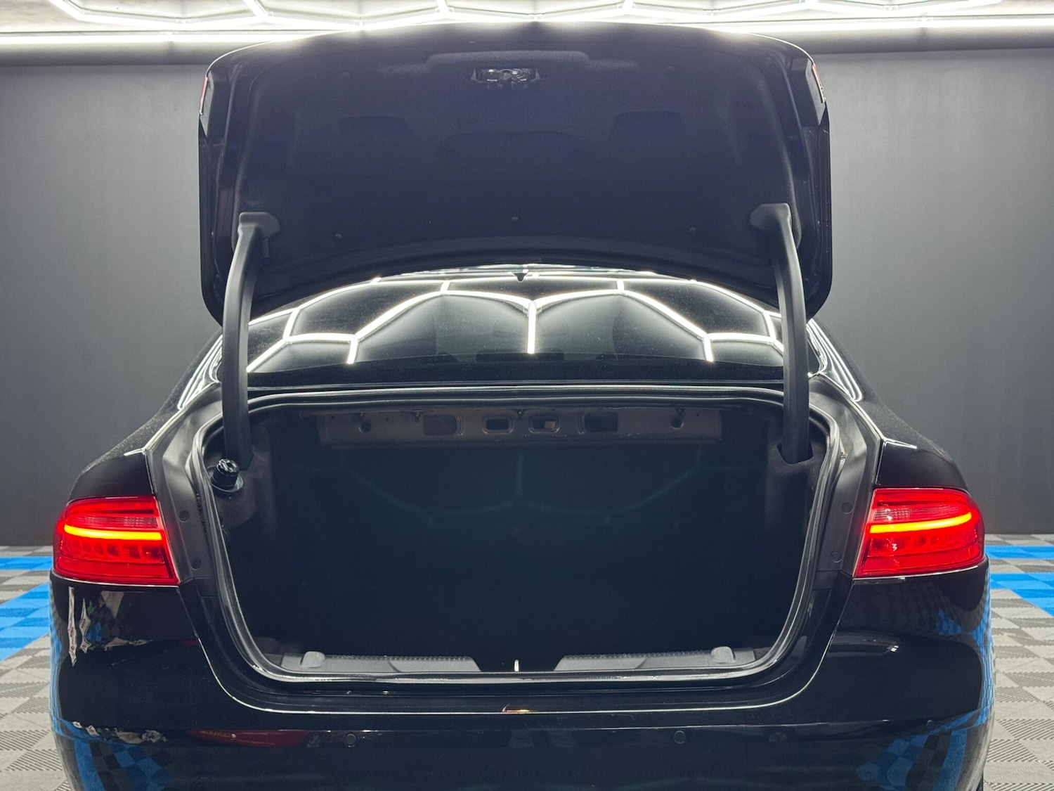 Used Jaguar XE 2017 for sale - 77925405: Photo 39