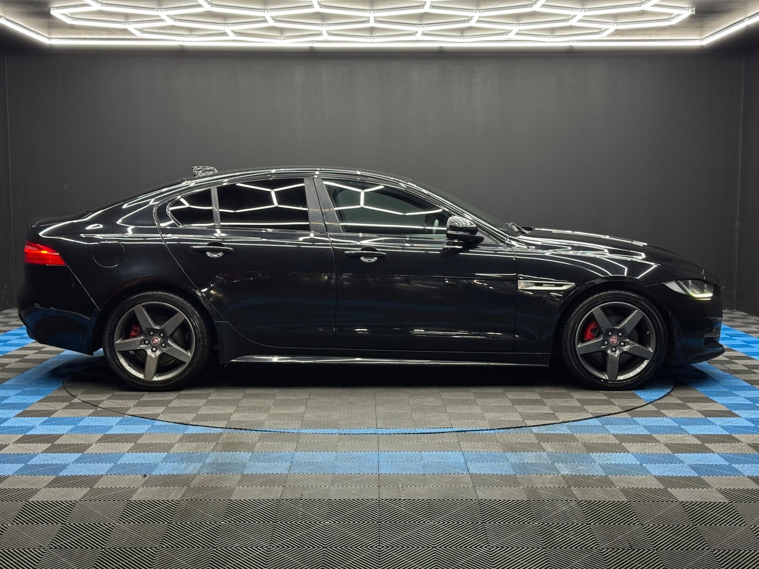 Used Jaguar XE 2017 for sale - 77925405: Photo 4