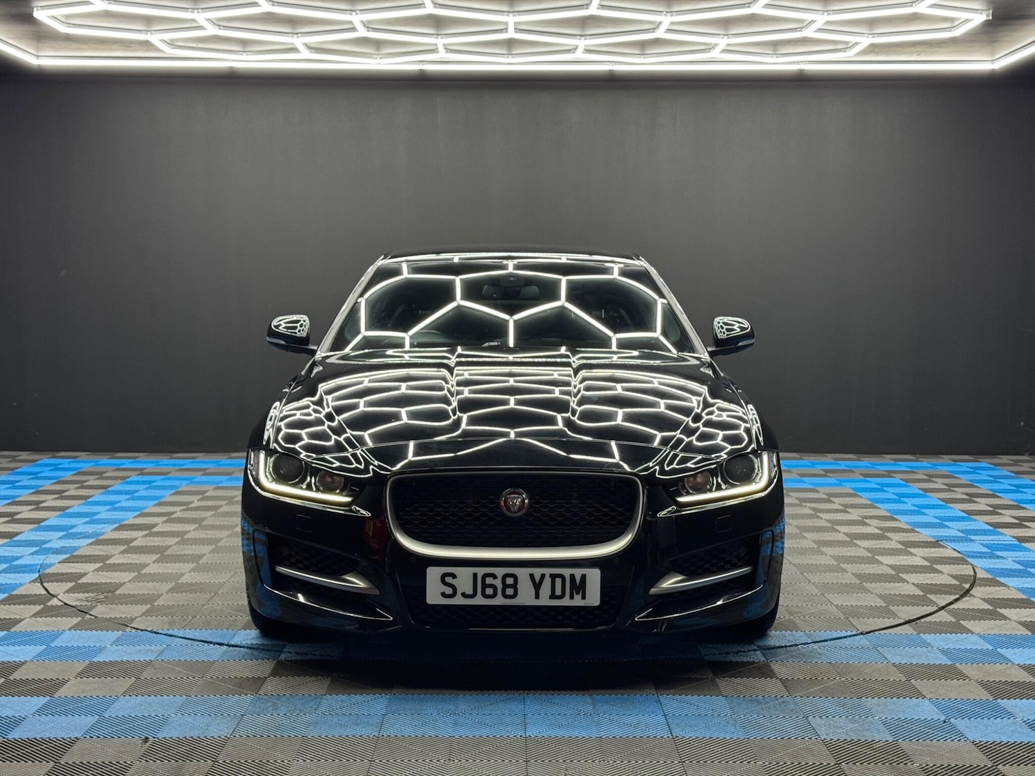 Used Jaguar XE 2018 for sale - 77396033: Photo 2