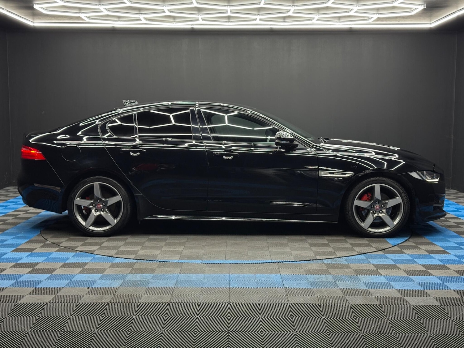 Used Jaguar XE 2018 for sale - 77396033: Photo 4